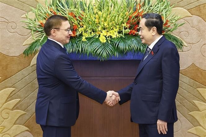 Le président de l’Assemblée nationale du Vietnam (AN), Trân Thanh Mân (droite) et Vladimir Yakushev, secrétaire du Conseil général du parti Russie unie et premier vice-président du Conseil de la Fédération. Photo: VNA