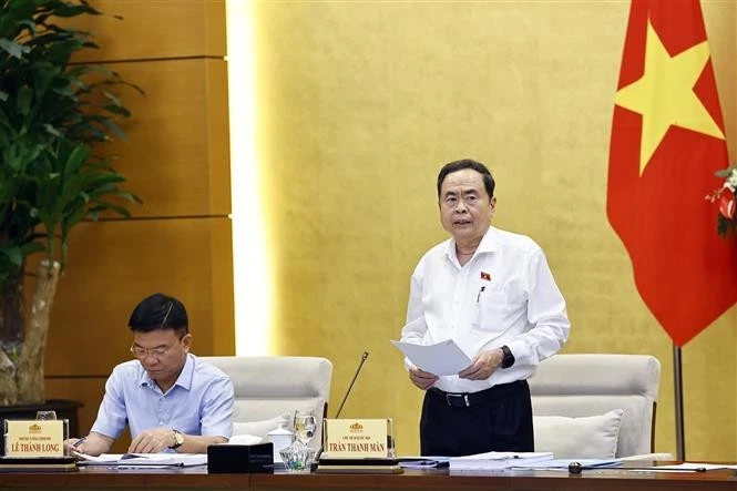Le plus haut législateur vietnamien préside une réunion sur la révision de la Constitution de 2013. Photo: VNA