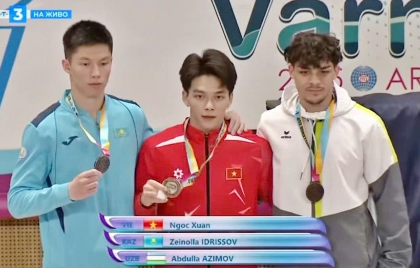 Le gymnaste vietnamien Dang Ngoc Xuân Thiên (milieu) remporte avec brio la médaille d'or dans l'épreuve du cheval d'arçons, lors de la Coupe du monde de gymnastique 2025 qui se tient en Bulgarie. Photo: qdnd.vn