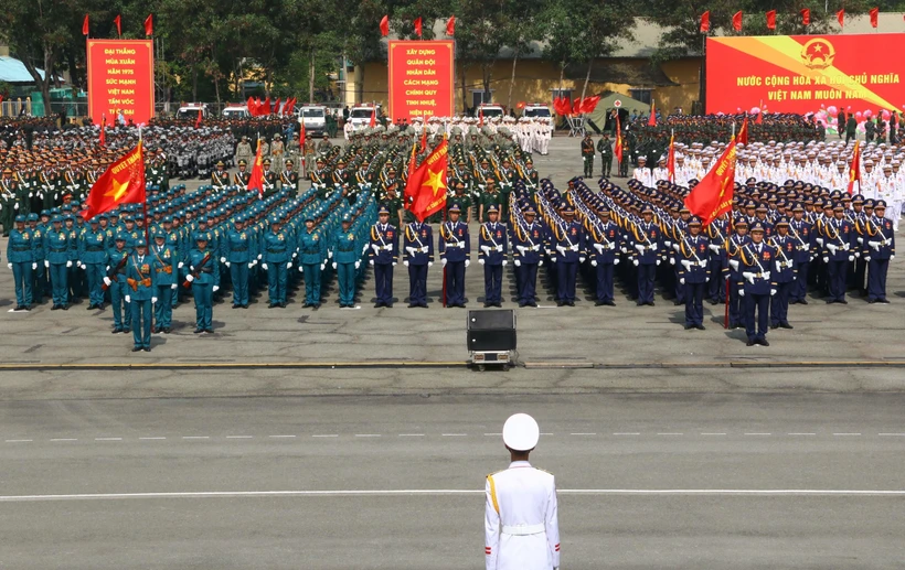 Entraînement militaire concentré à Dông Nai en préparation du défilé des 50 ans de la Réunification nationale. Photo: VNA