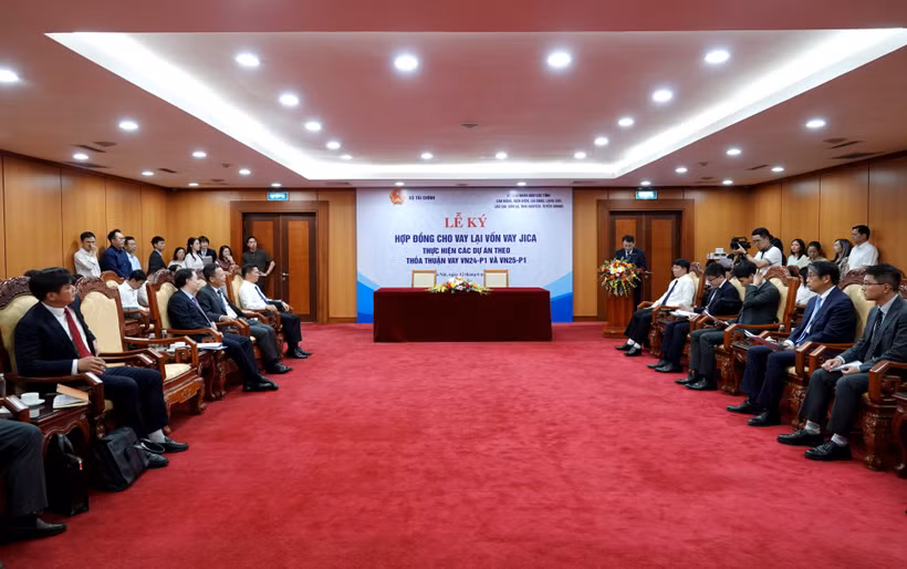 Cérémonie de signature d'onze accords de prêts japonais pour huit provinces du Nord. Photo: thoibaonganhang.vn