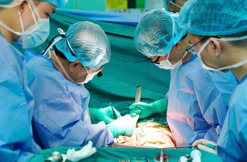 Les médecins vietnamiens mènent la transplantation du rein. Photo: VNA