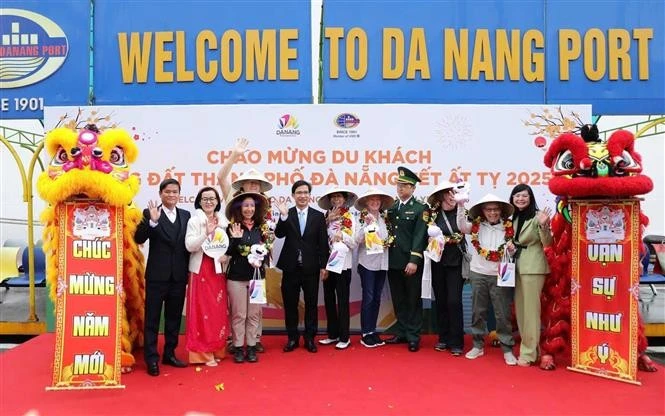 Da Nang accueille de premiers visiteurs étrangers le premier jour du Nouvel An lunaire. Photo: VNA