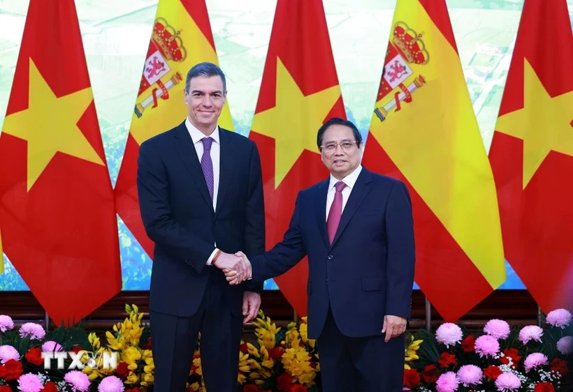 Le Premier ministre vietnamien Pham Minh Chinh (droite) et son homologue espagnol, Pedro Sánchez. Photo: VNA
