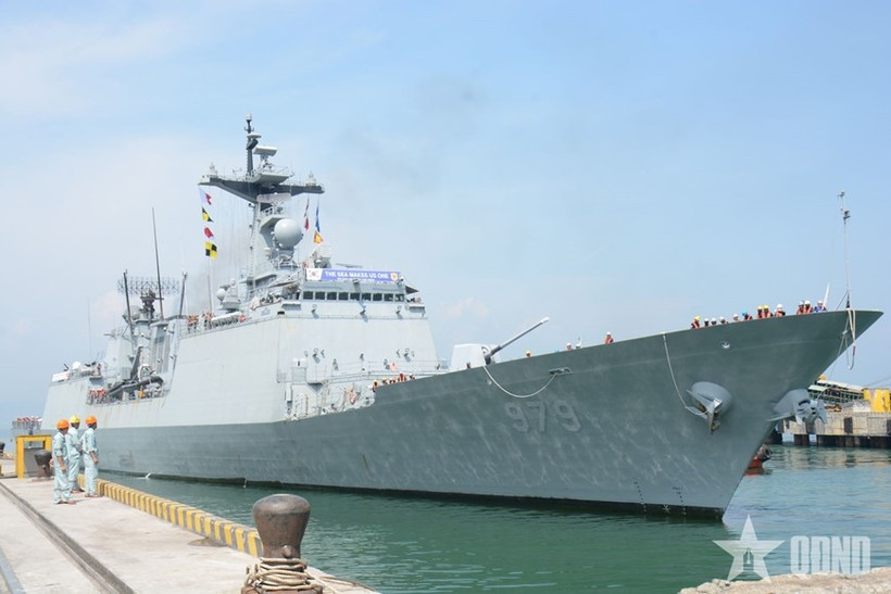 Le ROKS Kang Gam-chan (DDH-979) accoste au port de Tiên Sa pour entamer une visite de courtoisie de trois jours dans la ville de Da Nang (Centre du Vietnam). Photo: qdnd.vn