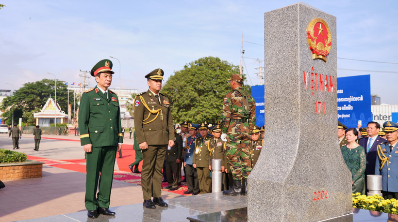 Les deux ministres vietnamien et cambodgien de la Défense procèdent à la salutation conjointe de la borne 171. Photo: VNA