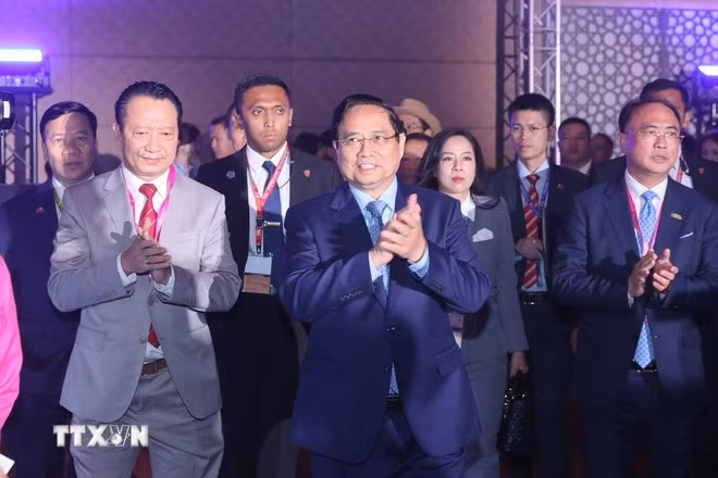 Le Premier ministre Pham Minh Chinh à une session de dialogue de haut niveau du Sommet des affaires et de l’investissement de l’ASEAN (ABIS) 2025. Photo: VNA