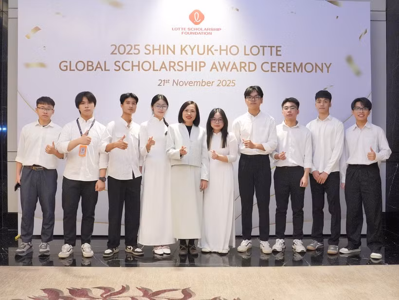 Des étudiants brillants bénéficiaires des bourses d'études. Photo: giaoducthoidai.vn