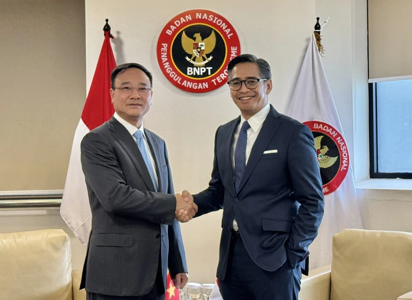 Le général de division Pham Thê Tung, vice-ministre de la Sécurité publique (gauche), et le directeur adjoint de l’Agence nationale indonésienne de lutte contre le terrorisme (BNPT), Andhika Chrisnayudhanto. Photo: VNA