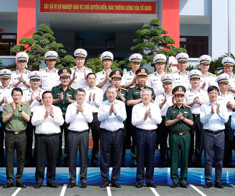 Le leader du Parti Tô Lâm, d'autres dirigeants et des officiers et soldats de la 5e Région navale de la Marine à la zone spéciale de Phu Quôc, province d'An Giang. Photo: VNA 