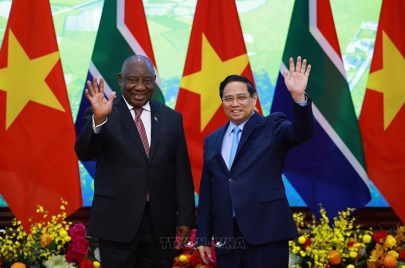 Le Premier ministre Pham Minh Chinh (droite) et le président sud-africain Matamela Cyril Ramaphosa. Photo: VNA