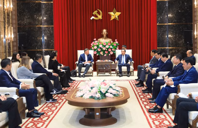 Le membre du Bureau politique et secrétaire du Comité du Parti de Hanoï, Tran Duc Thang, reçoit le 30 juillet à Hanoï, une délégation de Central Retail Vietnam conduite par son directeur général, Olivier Bernard R. Langlet. Photo: VNA