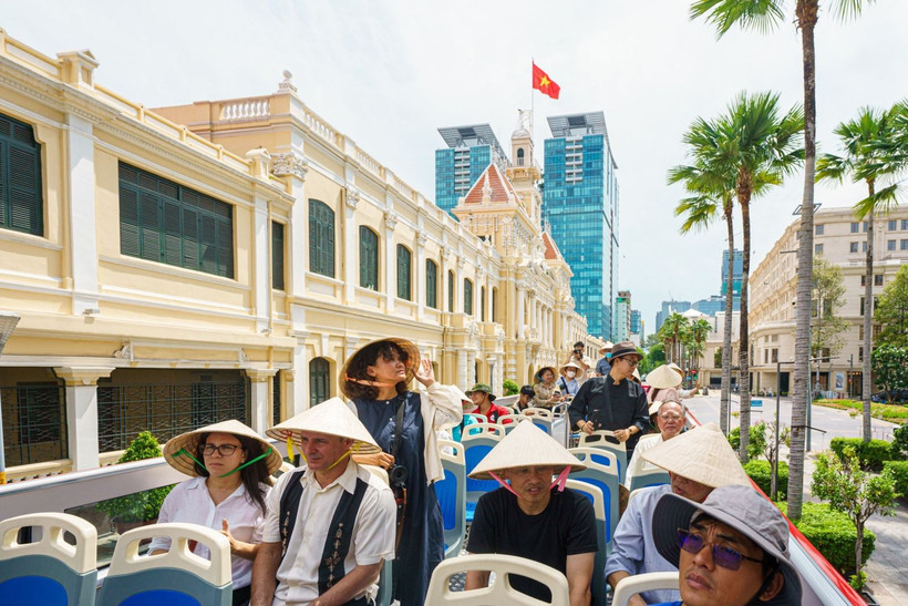 Des touristes étrangers à Hô Chi Minh-Ville. Photo: VNA