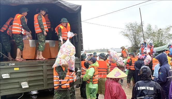 Des officiers et soldats acheminent des vivres aux habitants des zones inondées de Dak Lak. Photo: VNA