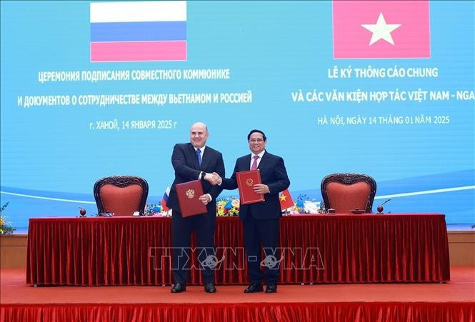 Les deux Premiers ministres vietnamien et russe signent un communiqué conjoint. Photo: VNA