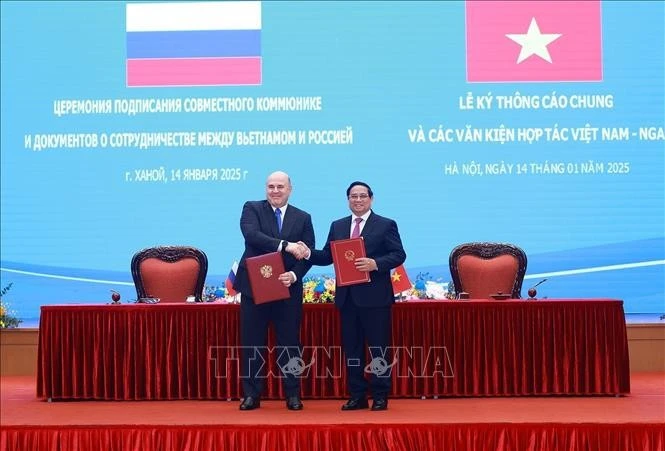 Les deux Premiers ministres vietnamien et russe signent un communiqué conjoint. Photo: VNA