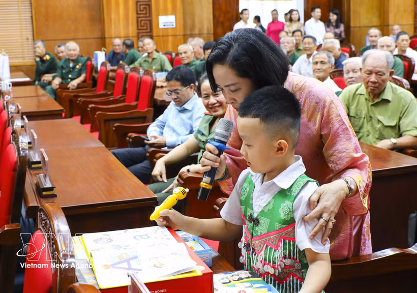 La vice-présidente de l’Assemblée nationale du Vietnam, Nguyên Thi Thanh, membre du Comité central du Parti, remet des cadeaux à des élèves en situation difficile de la province de Diên Biên. Photo: VNA