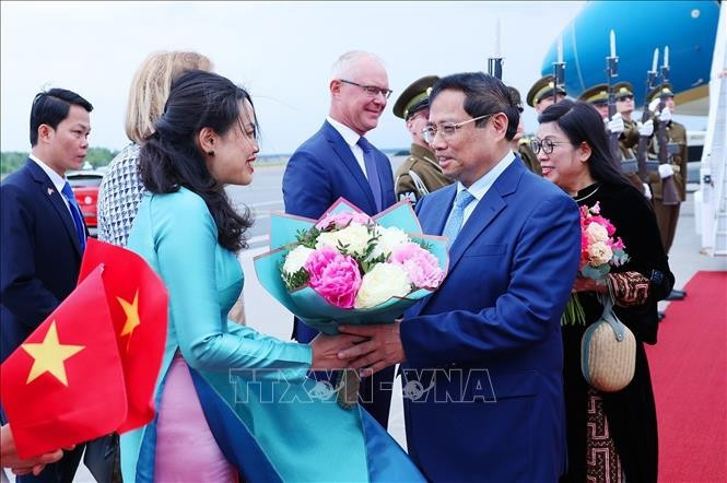 Le Premier ministre Pham Minh Chinh et son épouse à l'aéropot international de Talinn. Photo: VNA 
