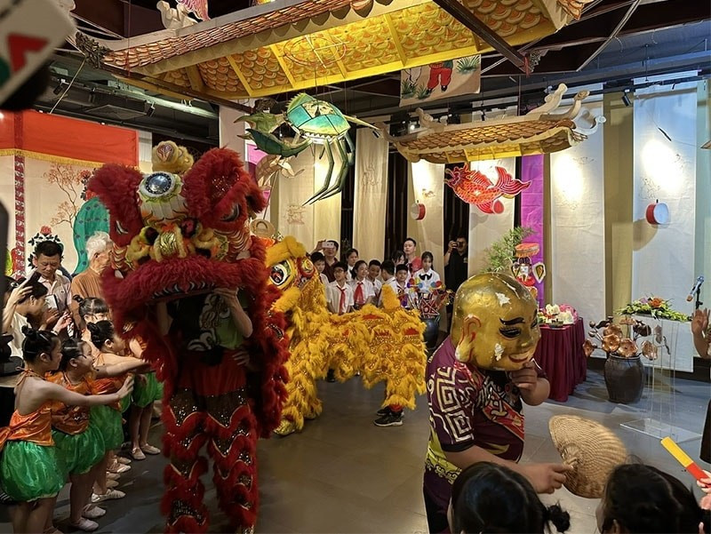 Dans une atmosphère joyeuse empreinte de la magie de la Fête de la Mi-Automne, le Comité populaire du quartier de Hoan Kiem, en collaboration avec le Comité de gestion du lac Hoan Kiem et du Vieux Quartier de Hanoi, organise le programme culturel intitulé « Fête traditionnelle de la Mi-Automne 2025 », qui se déroule du 22 septembre au 12 octobre 2025 (soit du 1er au 21e jour du 8e mois lunaire de l’année At Ty). Photo: hanoimoi.vn