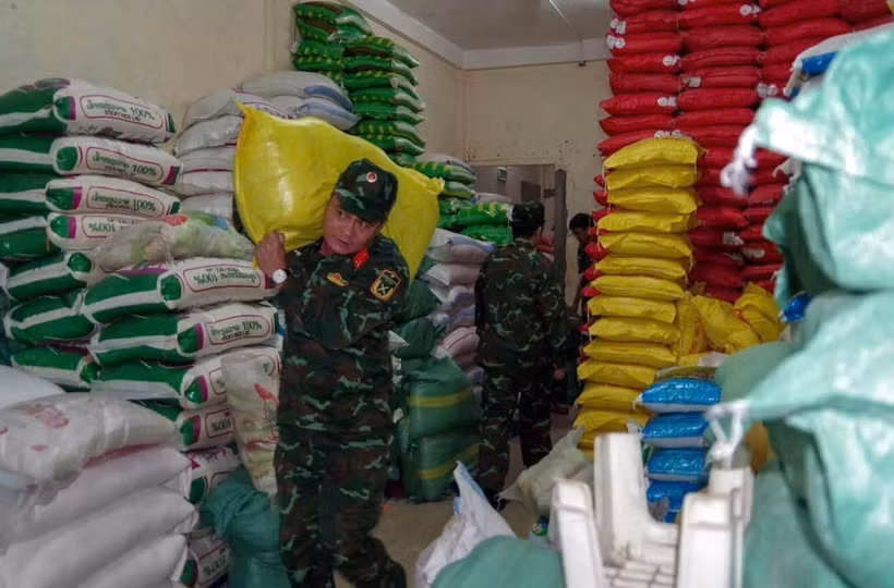 Acheminement du riz pour le distribuer à la population après les inondations. Photo: VNA