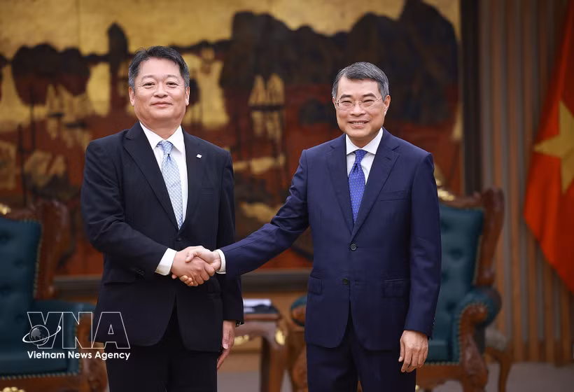 Le Premier ministre Le Minh Hung (droite) et Nagasaki Kotaro, gouverneur de la préfecture japonaise de Yamanashi. Photo: VNA