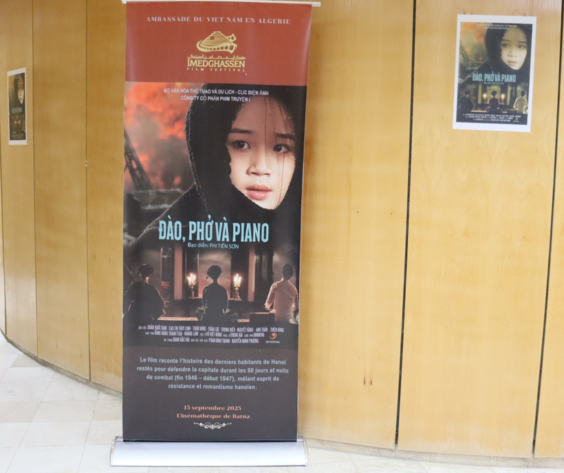 Dans le cadre du 5ᵉ Festival international de cinéma Imedghassen à Batna, en Algérie, les spectateurs algériens ont eu le plaisir de découvrir le 15 septembre le film vietnamien “Đào, phở và piano”. Photo: VNA