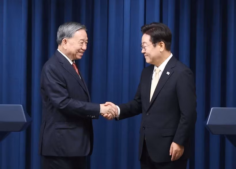 Le secrétaire général du Parti communiste du Vietnam (PCV) Tô Lâm (gauche) et le président sud-coréen Lee Jae Myung. Photo: VNA