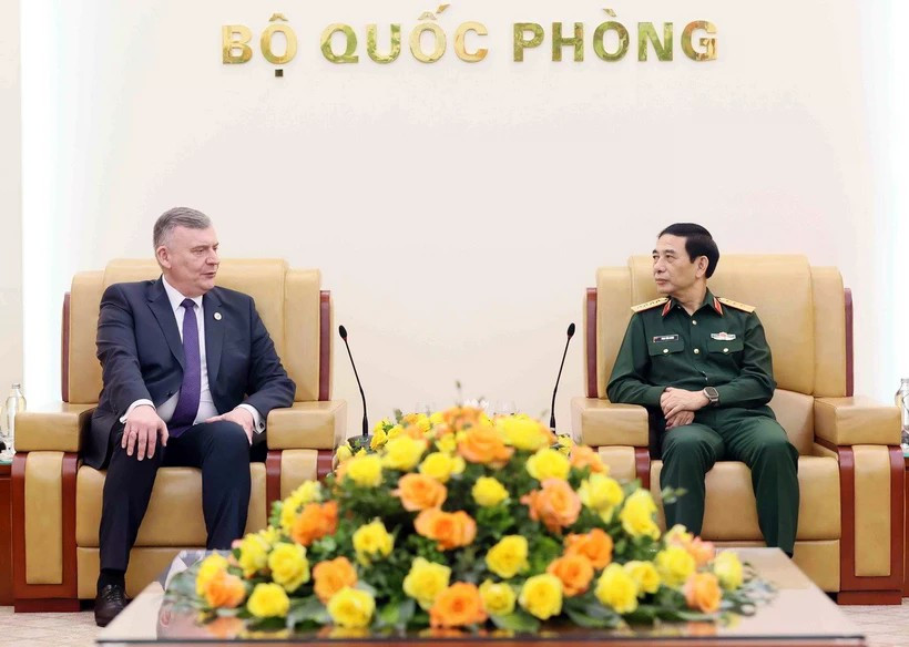 Le général Phan Van Giang, ministre de la Défense, reçoit le vice-ministre polonais de la Défense nationale, Pawel Bejda, en visite de travail au Vietnam. Photo: VNA