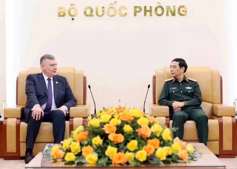 Le général Phan Van Giang, ministre de la Défense, reçoit le vice-ministre polonais de la Défense nationale, Pawel Bejda, en visite de travail au Vietnam. Photo: VNA
