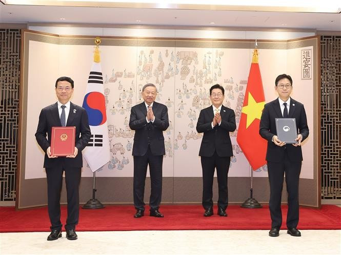 Le secrétaire général du Parti communiste du Vietnam, Tô Lâm, et le président sud-coréen, Lee Jae Myung, assistent à la remise de protocole d’accord entre le ministère vietnamien des Sciences et des Technologies et son homologue sud-coréen des Sciences, des Technologies de l’information et des Communications sur la coopération scientifique et technologique. photo: VNA