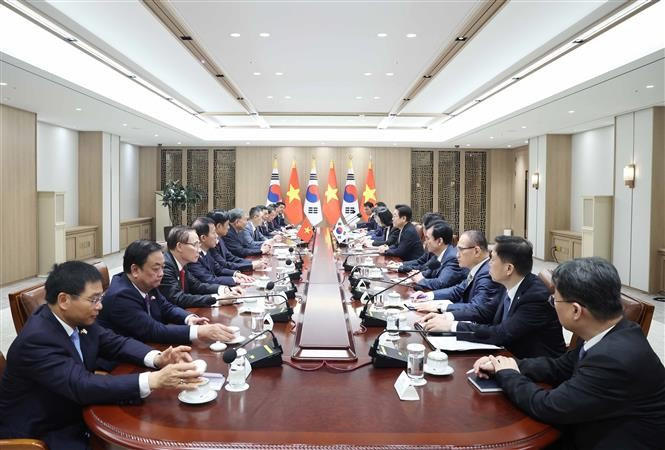 Lors de l'entretien entre le secrétaire général du Parti Tô Lâm (gauche) et le président sud-coréen Lee Jae Myung. Photo: VNA