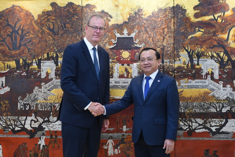 Le vice-ministre des Finances, Lê Tân Cân (droite) et Tim Reid, directeur général de l'Agence de crédit à l'exportation du Royaume-Uni (UKEF). Photo: thuonghieucongluan