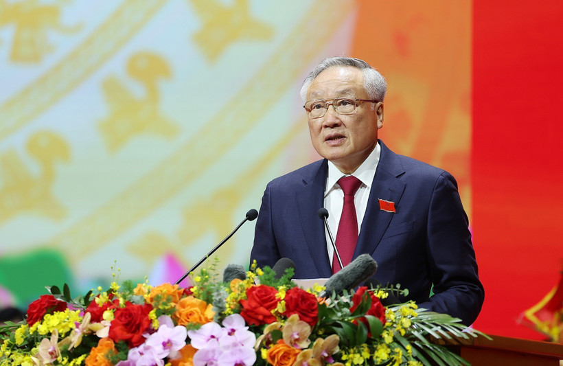 Nguyên Hoa Binh, membre du Bureau politique, secrétaire adjoint permanent du Comité du Parti du gouvernement et vice-Premier ministre permanent, présente un résumé du projet de rapport politique. Photo: VNA