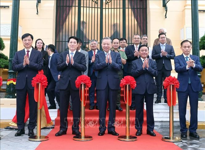 Le secrétaire général du Parti Tô Lâm et le président Luong Cuong procèdent à la coupure du ruban marquant l’inauguration et la remise de cet ouvrage, anciennement Palais du Tonkin. Photo: VNA