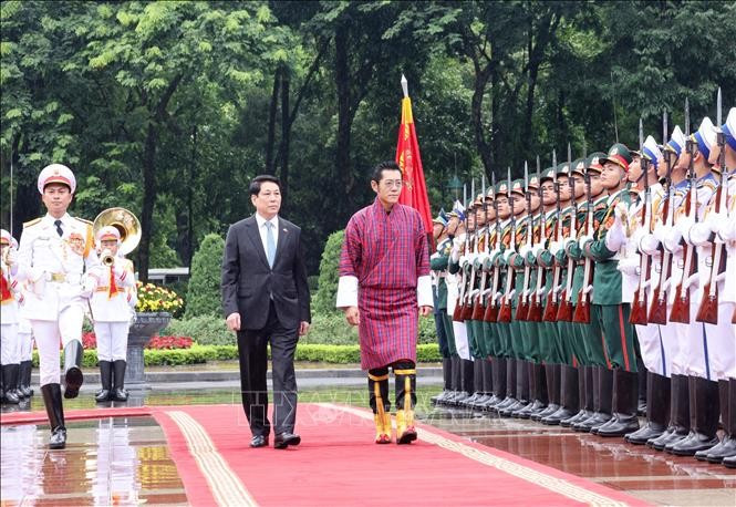 Le chef d’Etat Luong Cuong préside la cérémonie d’accueil officiel du roi du Bhoutan. Photo: VNA