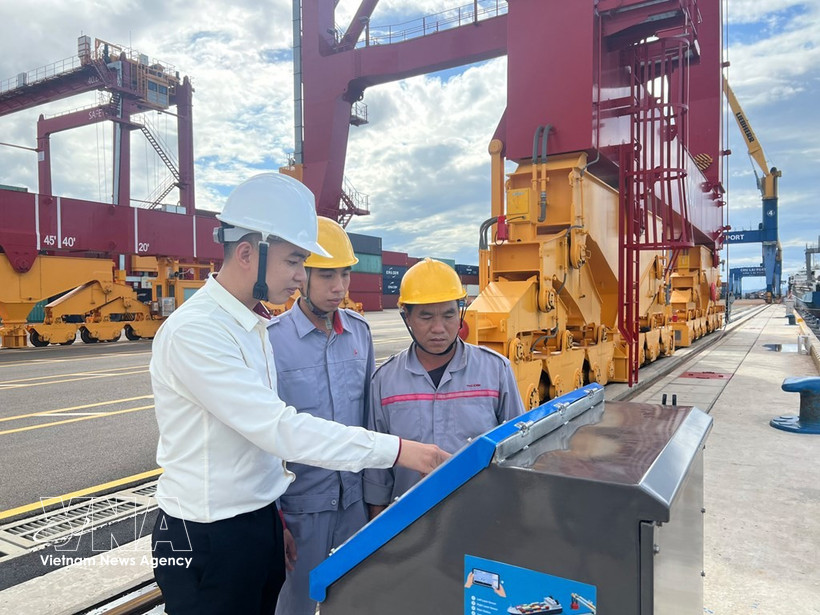 Installation et mise en service d’un système d’observation des navires à l’accostage au port de Chu Lai. Photo: VNA