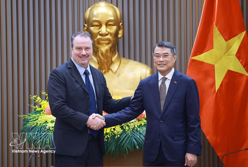 Le Premier ministre Lê Minh Hung (droite) et l’ambassadeur Rick Switzer, chef adjoint du représentant américain au Commerce (USTR). Photo: VNA