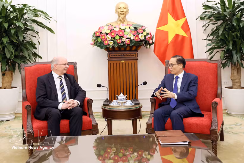 La secrétaire d’État aux Affaires étrangères suédois Dag Hartelius (gauche) et le ministre des Affaires étrangères Lê Hoai Trung. Photo: VNA