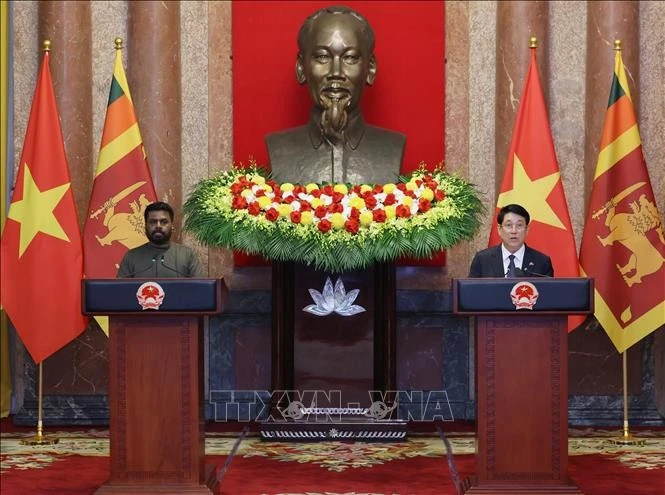 Le président Luong Cuong et le président sri-lankais Anura Kumara Dissanayaka rencontre la presse. Photo: VNA