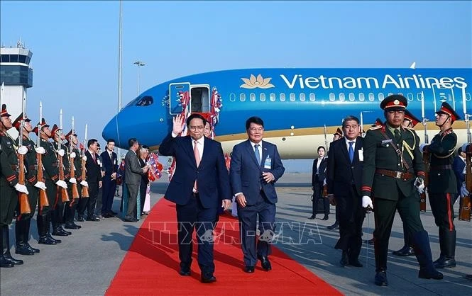 Le Premier ministre Pham Minh Chinh arrive à Vientiane, entamant sa visite au Laos. Photo: VNA