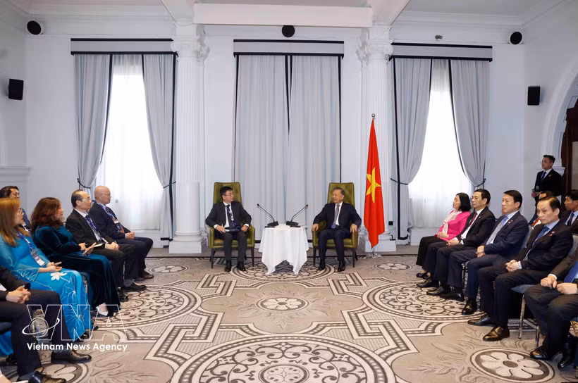 Le secrétaire général du Parti et président de la République, To Lam, rencontre, le 10 août, plusieurs intellectuels et scientifiques, éminents membres de l’Association des intellectuels et experts vietnamiens en Australie (VASEA). Photo: VNA