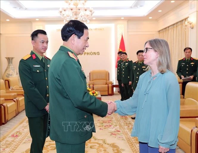 Le général Phan Van Giang, ministre de la Défense, et Stefanie Beck, vice-ministre canadienne de la Défense. Photo: VNA