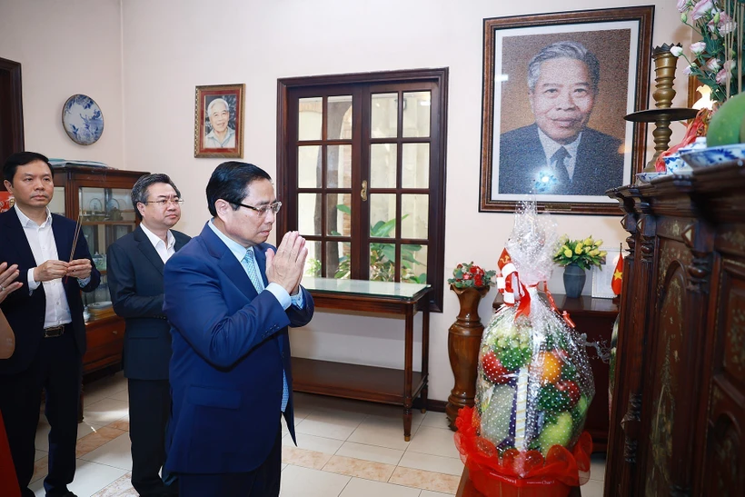 Le Premier ministre Pham Minh Chinh rend hommage, mardi après-midi 29 avril, à feu le président du Conseil des ministres Pham Hung. Photo: VNA