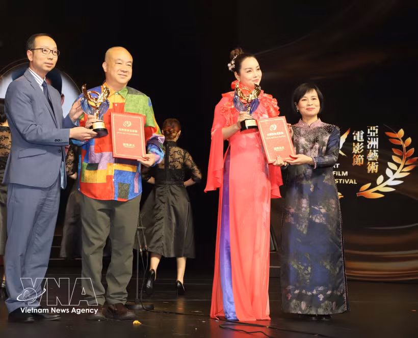 La consule générale du Vietnam à Hong Kong et Macao (Chine), Lê Duc Hanh et l’ambassadrice culturelle vietnamienne auprès de l’AAFF, Mai Thu Huyên