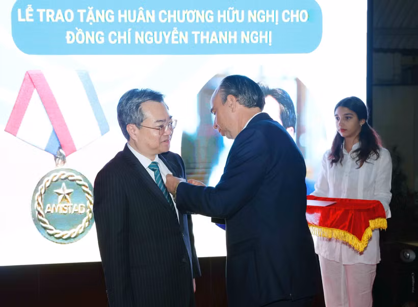 L’ambassadeur Rogelio Polanco Fuentes remet l’Ordre de l’amitié de l’État cubain à Nguyên Thanh Nghi, membre du Comité central du Parti communiste du Vietnam et chef de la Commission centrale des politiques et de stratégies du Parti. Photo: VNA