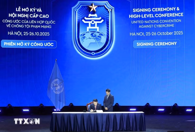 Le ministre vietnamien de la Sécurité publique, Lương Tam Quang, signe la Convention des Nations Unies contre la cybercriminalité. Photo : VNA