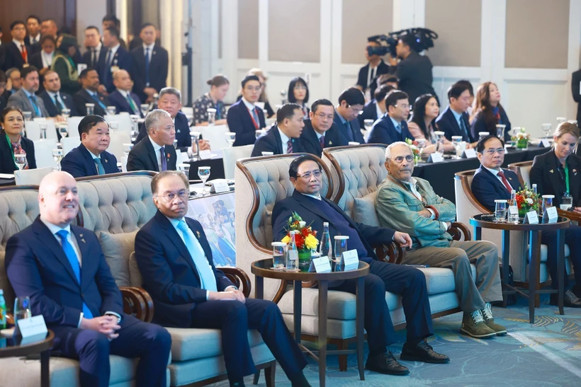 Le Premier ministre Pham Minh Chinh, ses homologues malaisien Anwar Ibrahim, néo-zélandais Christopher Luxon et le président du Timor-Leste, José Ramos-Horta, présents à la session plénière de haut niveau. Photo: VNA