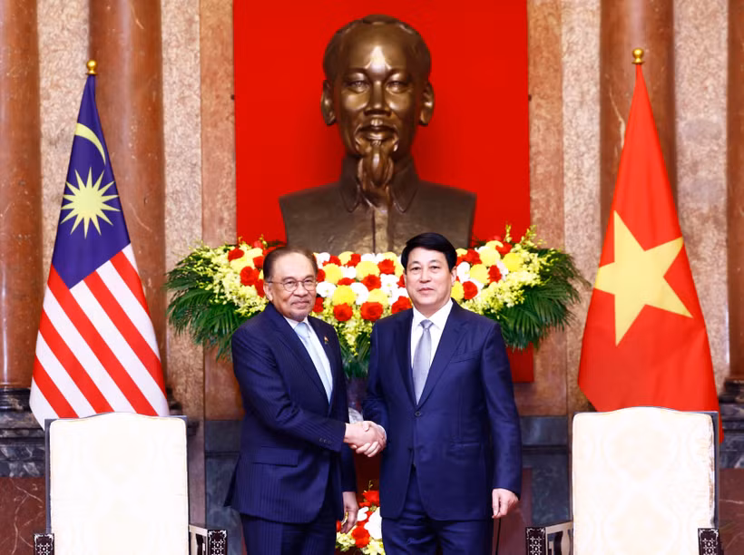 Le président de la République Luong Cuong (droite) et le Premier ministre malaisien Anwar Ibrahim. Photo: VNA