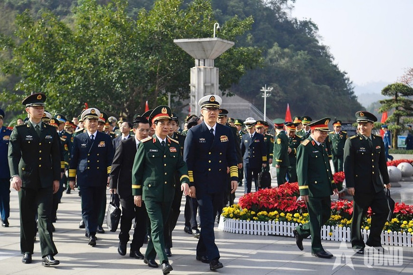 La délégation vietnamienne conduite par le général Phan Van Giang, ministre de la Défense et celle chinoise conduite par son homologue chinois, Dong Jun. Photo: qdnd.vn