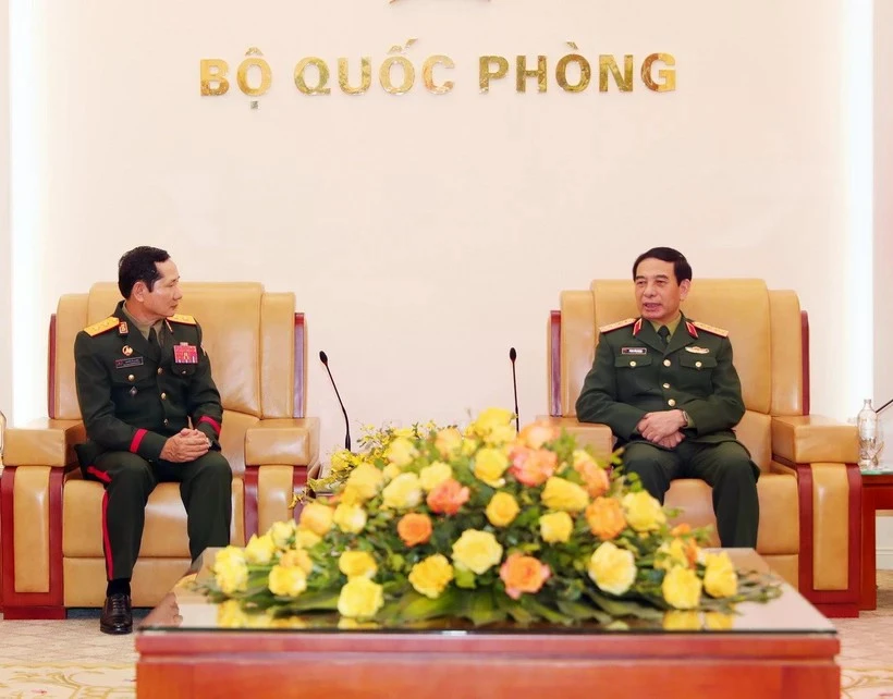 Le général Phan Van Giang, ministre de la Défense, reçoit le général de division Saichay Kommasith, vice-ministre de la Défense, chef d'état-major général de l'Armée populaire lao. Photo: VNA